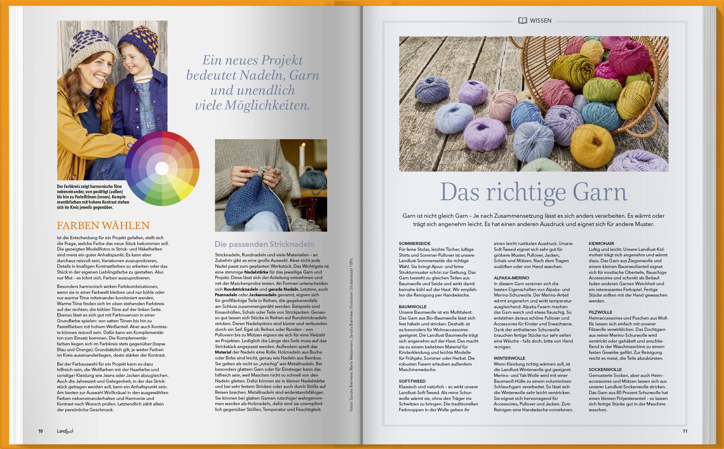 Man sieht das Buch, von Landlust &uuml;ber das Thema Stricken, aufgeschlagen. Texte &uuml;ber die Themen Farben und Garnarten stehen unter Bildern mit Personen mit Strickm&uuml;tzen und ein umgekippter Korb Wolle. Dazu ebenfalls eine Farbpalette und jemand strickendes. 