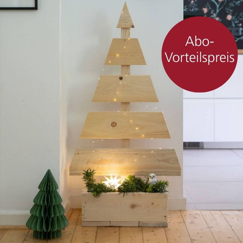 Eine aus Holz hergestellte Tanne mit Ablage unten in der Tannenzweige dekoriert sind.