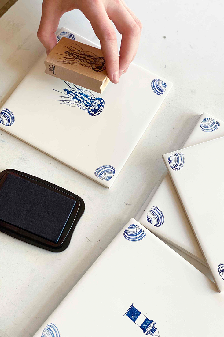 Grauer Tonblock mit Herzmuster, darin bunte St&auml;be aus Holz und Kunststoff auf hellem Untergrund.