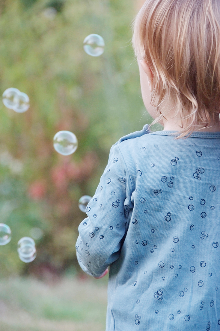 Graue Tonbl&ouml;cke mit vielen runden L&ouml;chern und gepr&auml;gten Pflanzenmotiven, glatte Oberfl&auml;che, kantige W&uuml;rfelform.