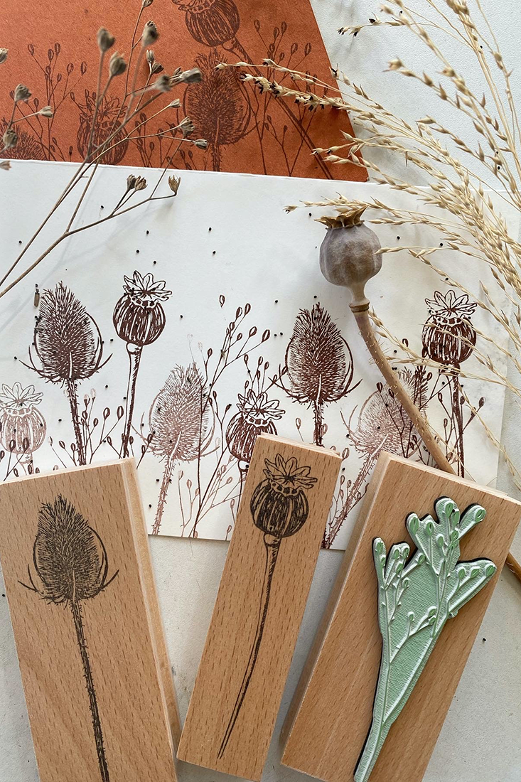 Frau h&auml;lt grau-quadratischen Tonblock mit vielen runden L&ouml;chern, glatte und matte Oberfl&auml;che, dezente Umgebung im Hintergrund.