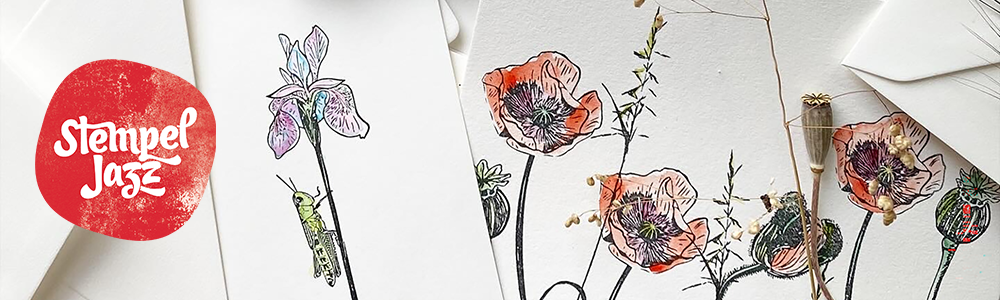 Illustration von roten Mohnblumen und bunter Iris mit Grash&uuml;pfer auf wei&szlig;em Papier, kombiniert mit zarten schwarzen Linien.