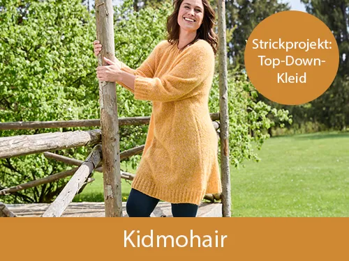 Eine lächelnde Frau trägt ein selbstgestricktes, gelbes Kleid aus Landlust Kidmohair. Im Hintergrund sind Rasen und Bäume zu sehen. Oben rechts steht „Strickprojekt: Top-Down-Kleid". Bild verlinkt zur Kidmohair.
