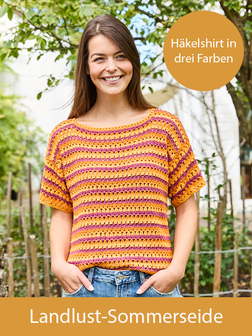 Frau mit kurzärmeligem Häkelshirt in Orange, Pink und Gelb, Streifenmuster, lockere Passform, sommerlicher Hintergrund. Text: Häkelshirt in drei Farben - Landlust-Sommerseide. Das Bild verlinkt auf die passende Wolle: Landlust-Sommerseide im Landlust Shop