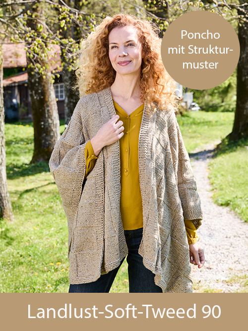 Frau mit beigem Poncho im Strukturmuster, darunter gelbe Bluse, legere Passform, nat&uuml;rlicher Hintergrund mit B&auml;umen und Wiese. Text: Poncho mit Strukturmuster &ndash; Landlust-Soft-Tweed 90. Das Bild verlinkt auf die passende Wolle: Landlust-Soft-Tweed 90 im La