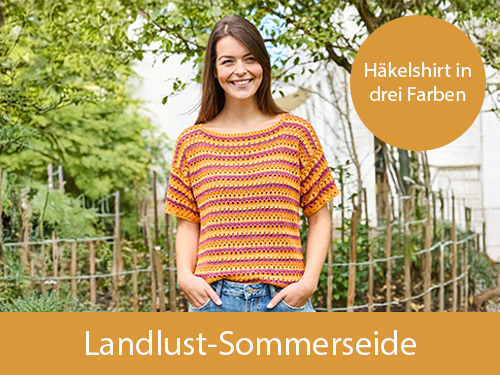 Frau mit kurzärmeligem Häkelshirt in Orange, Pink und Gelb, Streifenmuster, lockere Passform, sommerlicher Hintergrund. Text: Häkelshirt in drei Farben - Landlust-Sommerseide. Das Bild verlinkt auf die passende Wolle: Landlust-Sommerseide im Landlust Shop