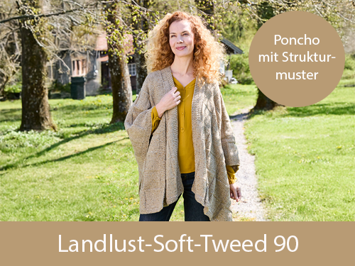 Frau mit beigem Poncho im Strukturmuster, darunter gelbe Bluse, legere Passform, nat&uuml;rlicher Hintergrund mit B&auml;umen und Wiese. Text: Poncho mit Strukturmuster &ndash; Landlust-Soft-Tweed 90. Das Bild verlinkt auf die passende Wolle: Landlust-Soft-Tweed 90 im La