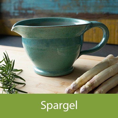 Auf einem Holzuntergrund liegt gr&uuml;ner und wei&szlig;er Spargel.