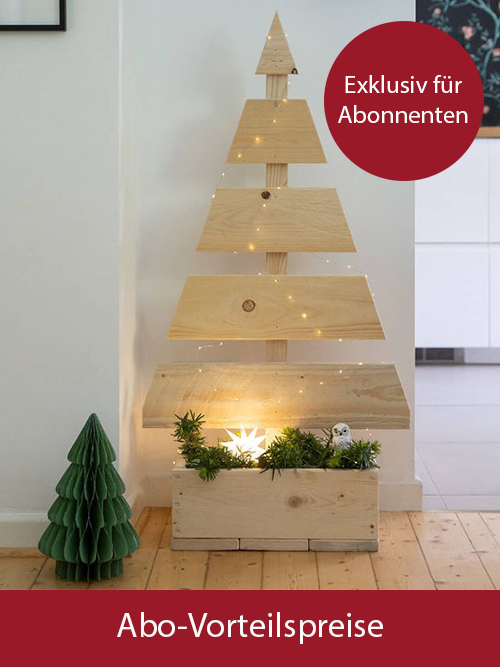 Ein vereinfachter Tannebaum aus Holz mit einem Dekokasten, gefüllt mit Tannenzweigen, steht in einer Wohnung. Ein roter Kreistext oben rechts zeigt „Exklusiv für Abonnenten“. Auf rotem Balken steht Abo-Vorteilspreise. Bild verlinkt zur Landingpage.