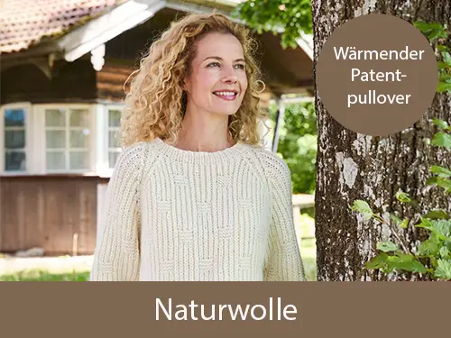 Eine l&auml;chelnde Frau tr&auml;gt eine selbst gestrickte rosa-burgundfarbende M&uuml;tze. Sie ist vor einer Holzwand. Text: Strickprojekt M&uuml;tze mit Mosaikmuster. Das Bild verlinkt auf die passende Wolle: Naturwolle im Landlust Shop