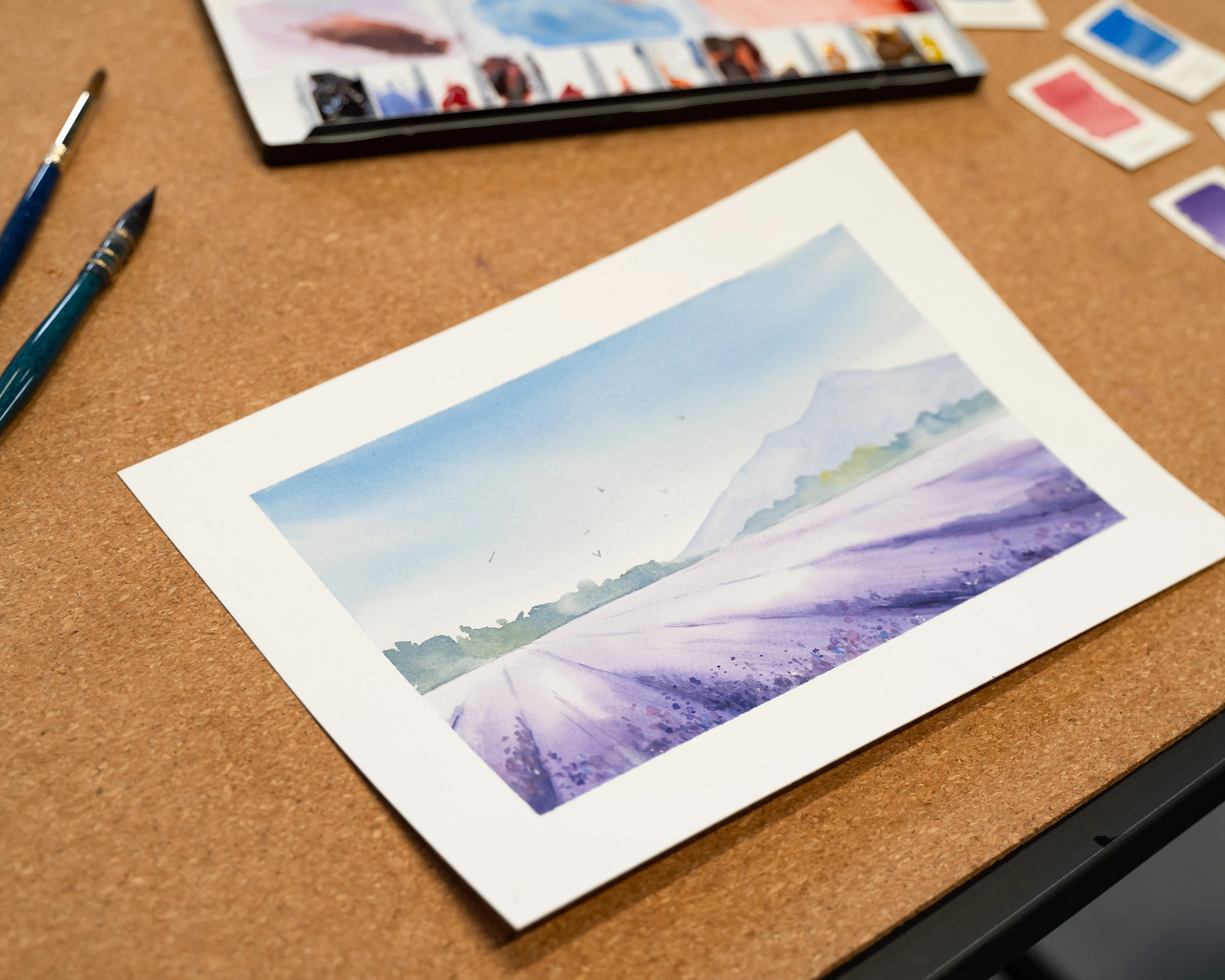Nahaufnahme eines Aquarell-Gemäldes: Eine florale Blütenwiese in Violett, Bild verlinkt zum Workshop.